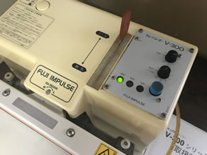 ＜中古＊割れ黄変有＞富士インパルス＊脱気シーラー＊V-300 中古富士インパルス脱気シーラー/V-300/Z-0705-8/測定/包装/物流