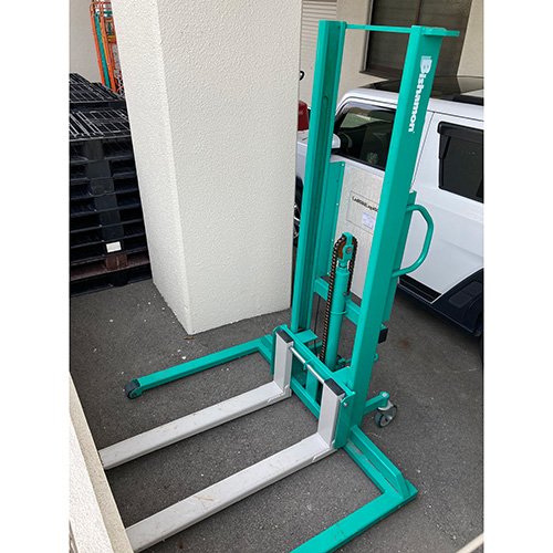 中古スギヤス1100幅パレット用リフト300kg　ST30-WW Z-0989-7